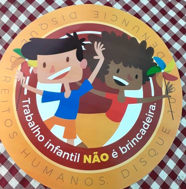 Na mobilização foi distribuído material educativo alusivo ao trabalho infantil. Foto: Divulgação.