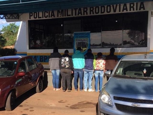 Os seis presos e os dois carros apreendidos hoje na MS-156, em Amambai (Foto: Divulgação)
