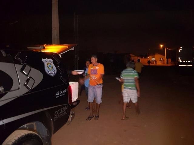 Agentes penitenciários federais distribuem o rango rejeitado pelos detidos (Foto: Divulgação/Sinafep)