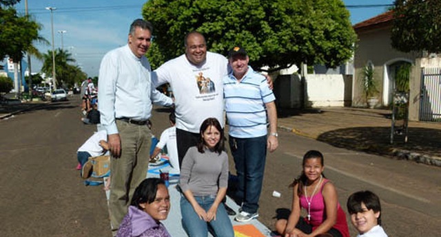 Confecção do tradicional tapete de pó de serra. Na foto, o tapete foi montado rua Zuleide Perez Tabox seguindo pela rua Oscar Guimarães até a Capela Bom Jesus. Na quinta-feira (20), o tapete será montado ao longo da av. Antônio Trajano dos Santos. Foto: Ascom.