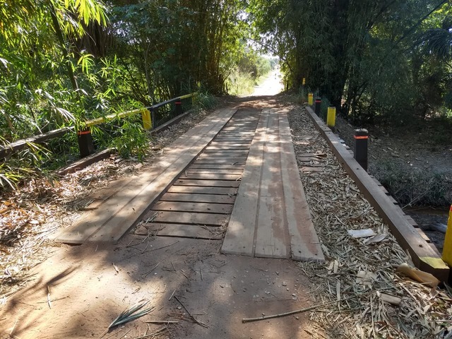 Ponte Velha sobre o Córrego do Palmito teve algumas de suas madeiras furtadas no último fim de semana. A ponte está localizada na Estrada do porto de areia. Foto: Divulgação/Assessoria.
