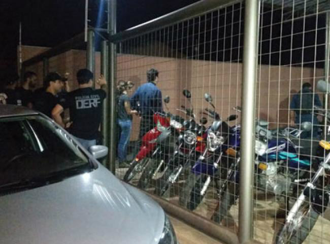 Equipes da Polícia Civil e Polícia Militar estiveram no local do crime (Foto: Diego Alves)