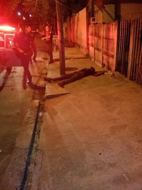 Vítima foi atingida por tiros em Valparaíso, na noite desta segunda Foto: Ata News