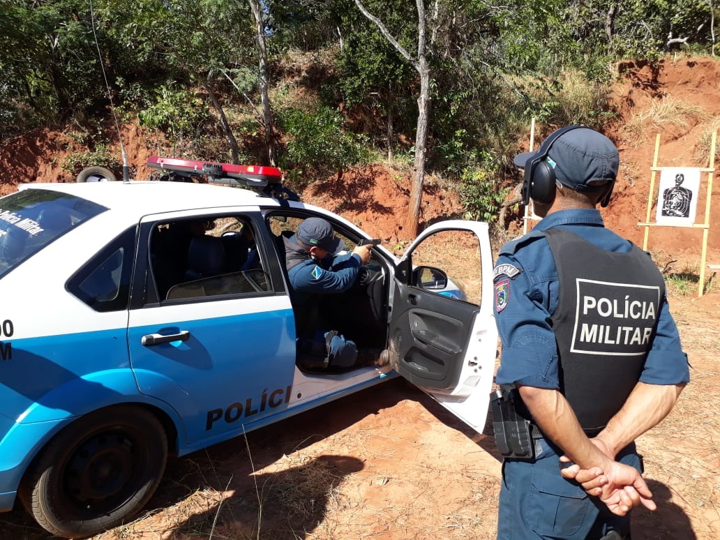 Policiais militares praticaram tiro policial com pistolas, submetralhadoras, fuzis e espingardas calibre 12. Foto: 2º Batalhão de Polícia Militar