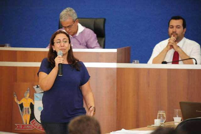 Eliane Brilhante se emociona.Foto: Facebook/ câmara TL.