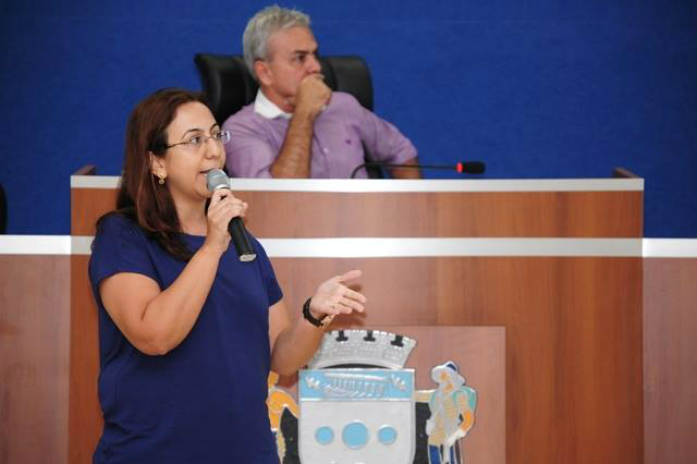 A secretária inicia a sessão falando sobre os contratos.Foto: Facebook/ Câmara TL