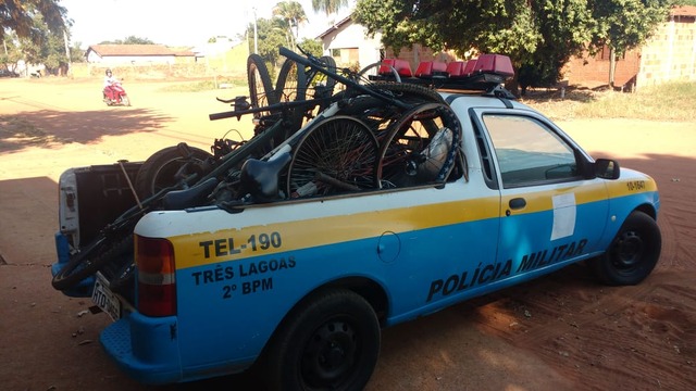 Objetos de origem duvidosa apreendidos durante a operação. Foto: Divulgação/2º BPM.