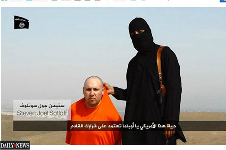 Steven Joel Sotloff aparece no fim das imagens e está sob ameaça de morte do Estado Islâmico