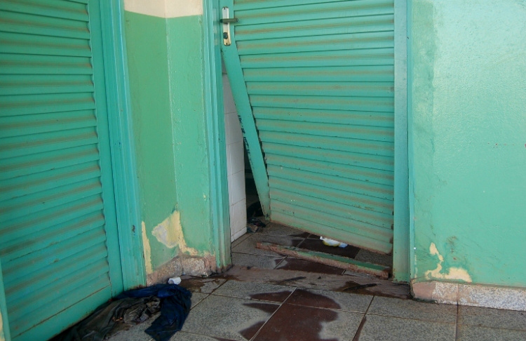 portas foram arrombadas pelos bandidos.Foto: Nova News