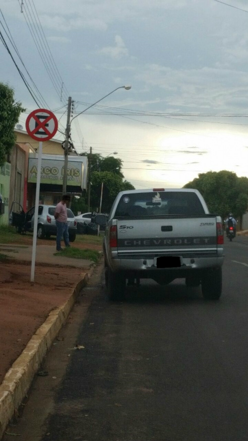 Veículo parado em local proíbido
