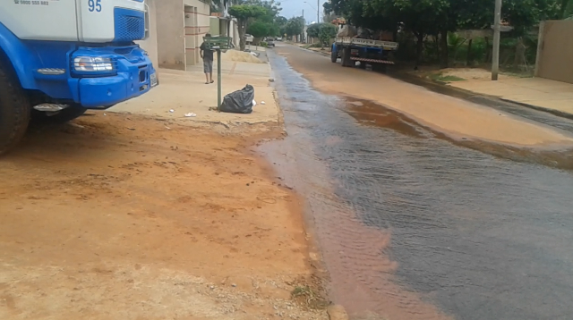 Ao jorrar livremente para a rua a água se misturava durante o percurso (até a primeira lagoa) com a terra do local.