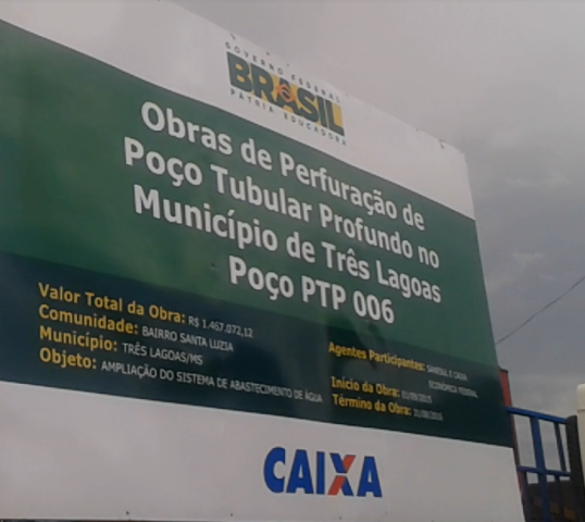 Placa da obra exibida no local