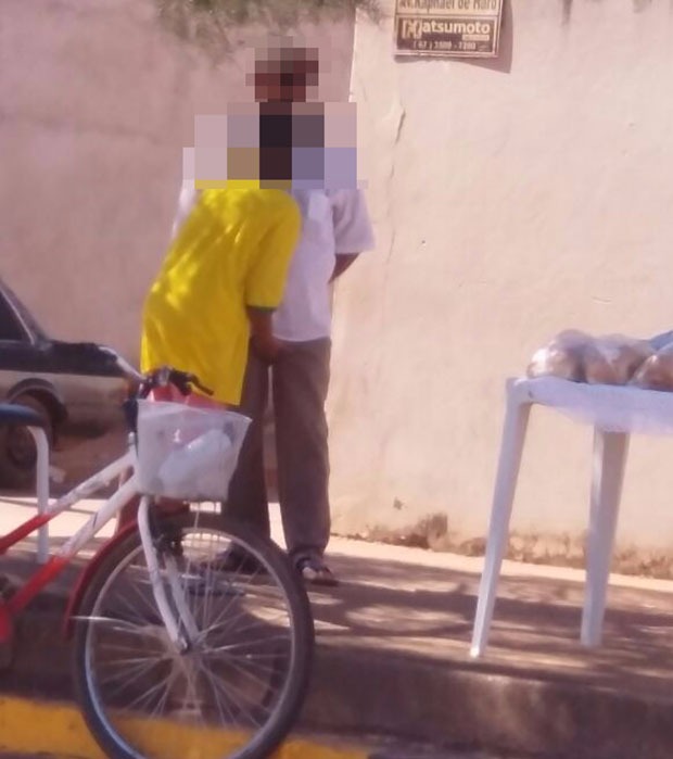 O idoso foi flagrado abusando do garoto de 11 anos no meio da rua no bairro Vila Haro. Foto: Divulgação Whatsapp.