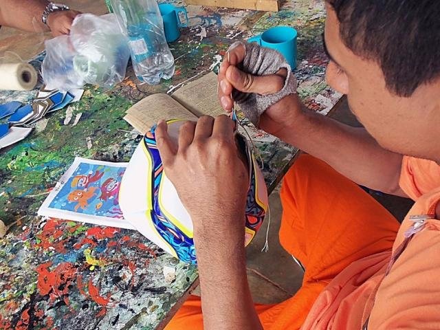 Detento da PED trabalha na confecção de bola (Foto: Divulgação/Agepen)