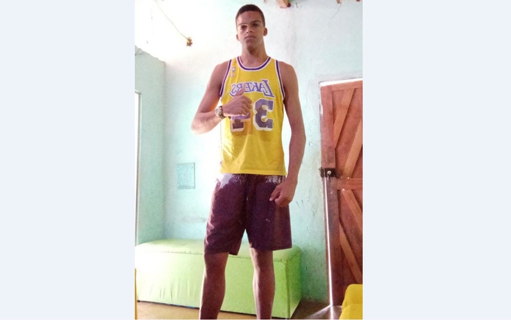 O baiano Rodrigo Mota, de 22 anos, tem doença que faz ele crescer acima do normal — Foto: Arquivo pessoal
