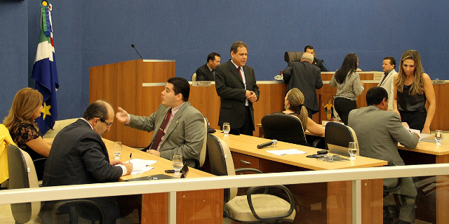 Ruas esburacadas e asfalto 