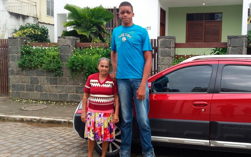 Foto de Rodrigo com 17 anos e 2,18 metros de altura quando morava com a avó, em 2016 — Foto: Giro Ipiaú
