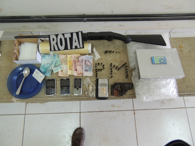 Foto: Rádio CaçulaDrogas, dinheiro, balança de precisão e capsulas de arma de fogo, foram apreendidos.
