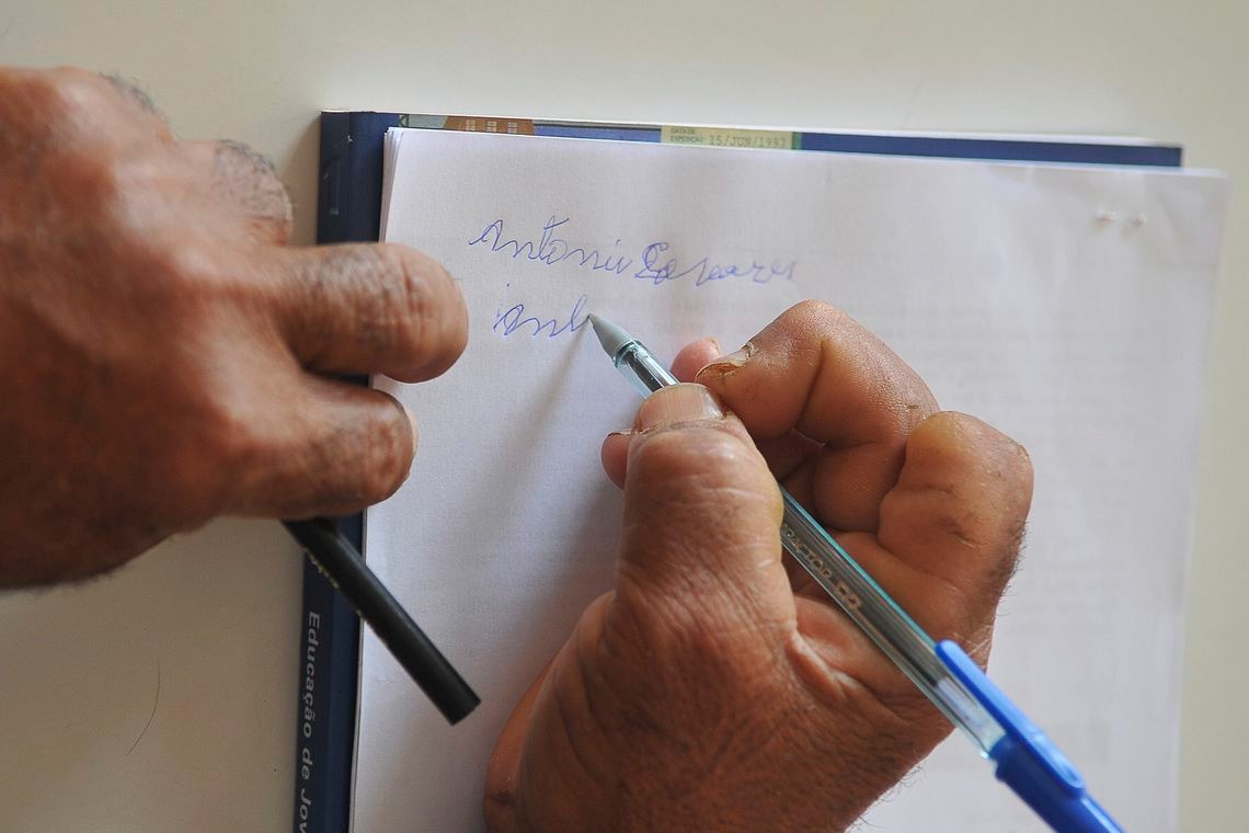 De acordo com o levantamento, o analfabetismo no Brasil está diretamente associado à idade. Foto: Divulgação