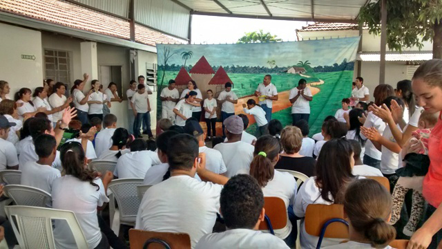 Hoje o dia começou com uma carreata e teatro apresentado pelos alunos. Foto: 7even