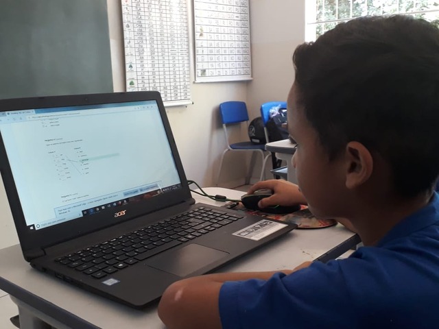 Aluno do 3º ano utilizando netbook para fazer atividades da disciplina de inglês. O projeto Inglês x Tecnologia foi desenvolvido pela professora de Inglês, Érika Carla Nogueira. Foto: Divulgação.