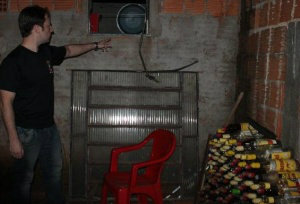 Investigador na casa da dona de bar, que foi morta a pauladas (Foto: News Chapadense)
