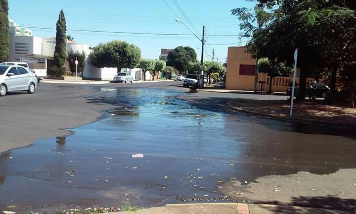 A água ficou jorrando durante horas na pista. Foto: Divulgação Whatsapp.