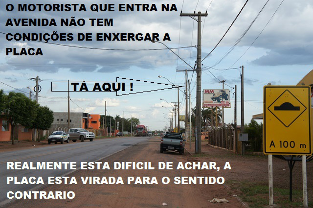 Se eu não mostrasse aonde ela está, com certeza o motorista com o carro em movimento não a descobriria.A pergunta é a seguinte: como é que essa placa ficou nessa posição?