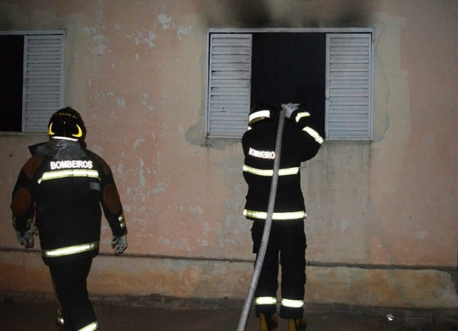 Durante a madrugada, dois homens foram vistos chegando de moto na casa - Foto: Alisson Silva