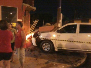 ReproduçãoCaminhonete ficou com a frente destruída e autoescola teve a fachada danificada.