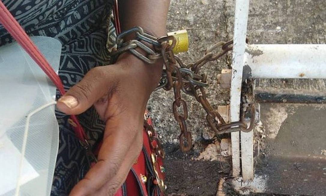 Mulher foi acorrentada perto de acesso ao BRT Foto: Reprodução