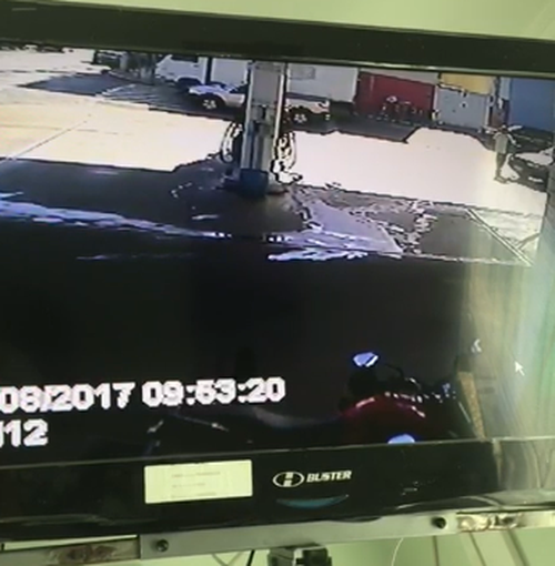 Imagem de vídeo – Moto passando na frente do posto e virando  a esquerda na Rua Paes Leme.