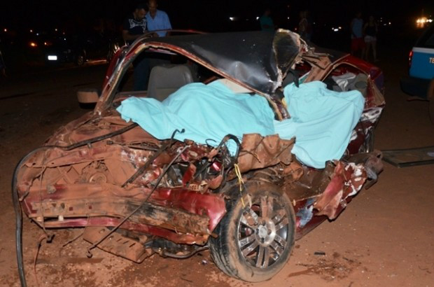 Três dos cinco ocupantes do Gol morreram no local e ficaram com os corpos pressos às ferragens (Foto: IviNotícias)