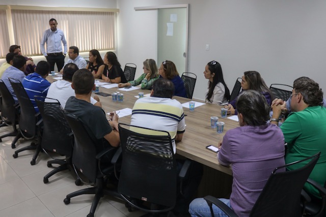 Os vereadores receberam o grupo na Sala de Reuniões da Presidência, antes da reunião para definir a pauta da sessão. Foto: Ascom