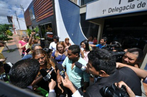 Famílias das duas partes envolvidas criam confusão na porta da delegacia. (Foto: Marcelo Calazans)