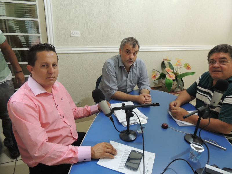 Vereador Gil do Jupiá Presidente da Comissão de Investigação, Diretor Geral da Câmara Municipal André Ribeiro e o apresentador Romeu de Campos Jr.