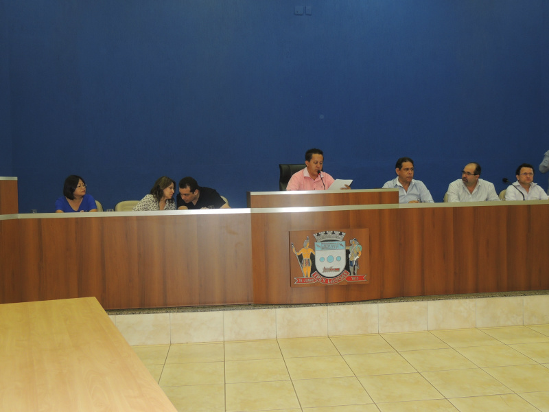 Os funcionários do setor de licitação e compras da prefeitura são Sidnete de Melo, Francisco Pedroso de Souza e Noemia Murai.