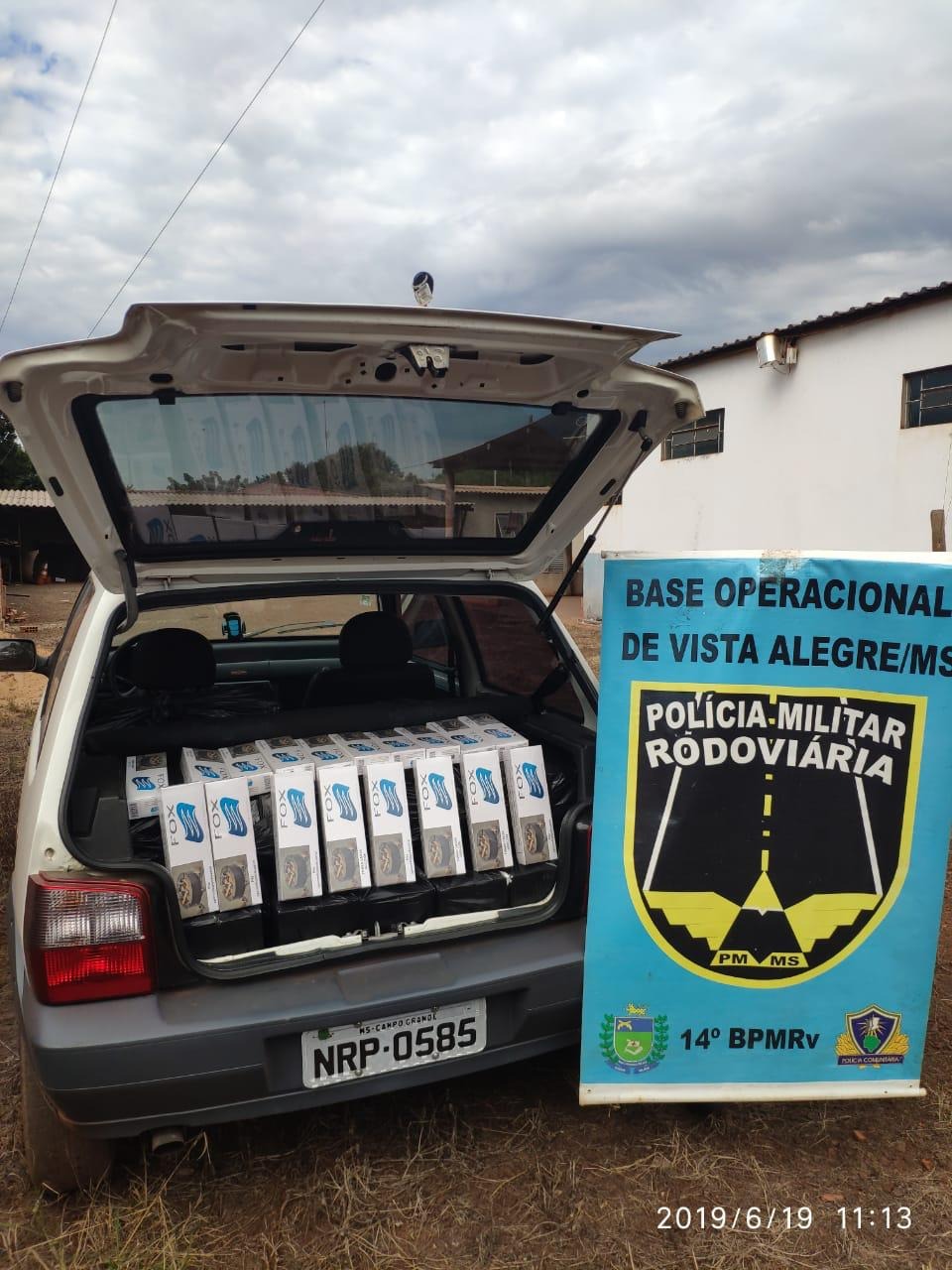 A mercadoria contrabandeada vinha transportada no porta malas. Foto: Polícia Militar Rodoviária de Vista Alegre/MS (BPMRv) 
