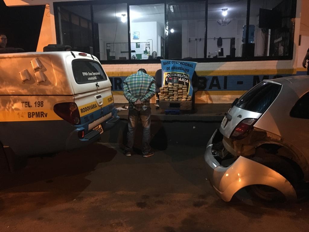 O suspeito identificado como H.M.S (28), foi preso por tráfico de drogas e  por adulteração de sinal identificador de veículo. Foto: BPMRv de Amambai/MS 