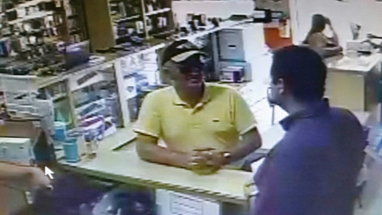 Na imagem da câmera de segurança de um dos estabelecimentos, o suspeito ( camiseta amarela) conversa com um comerciante. 