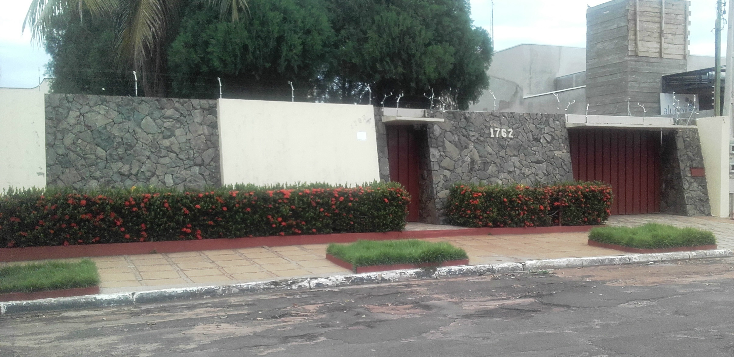 Fachada principal da residência adquirida por R$ 953.000,00