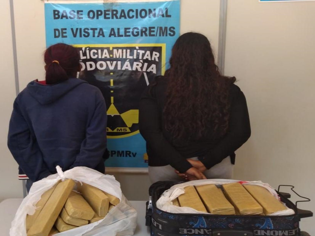 I.S.L.S. (24) e P.R.S. (30) presas por tráfico de drogas em Vista Alegre (MS). Foto: BPMRv de Vista Alegre/MS