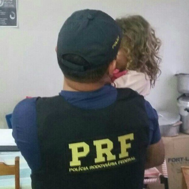 A menina foi resgatada e encaminhada a delegacia para posteriormente reencontrar a família. Foto: Divulgação PRF