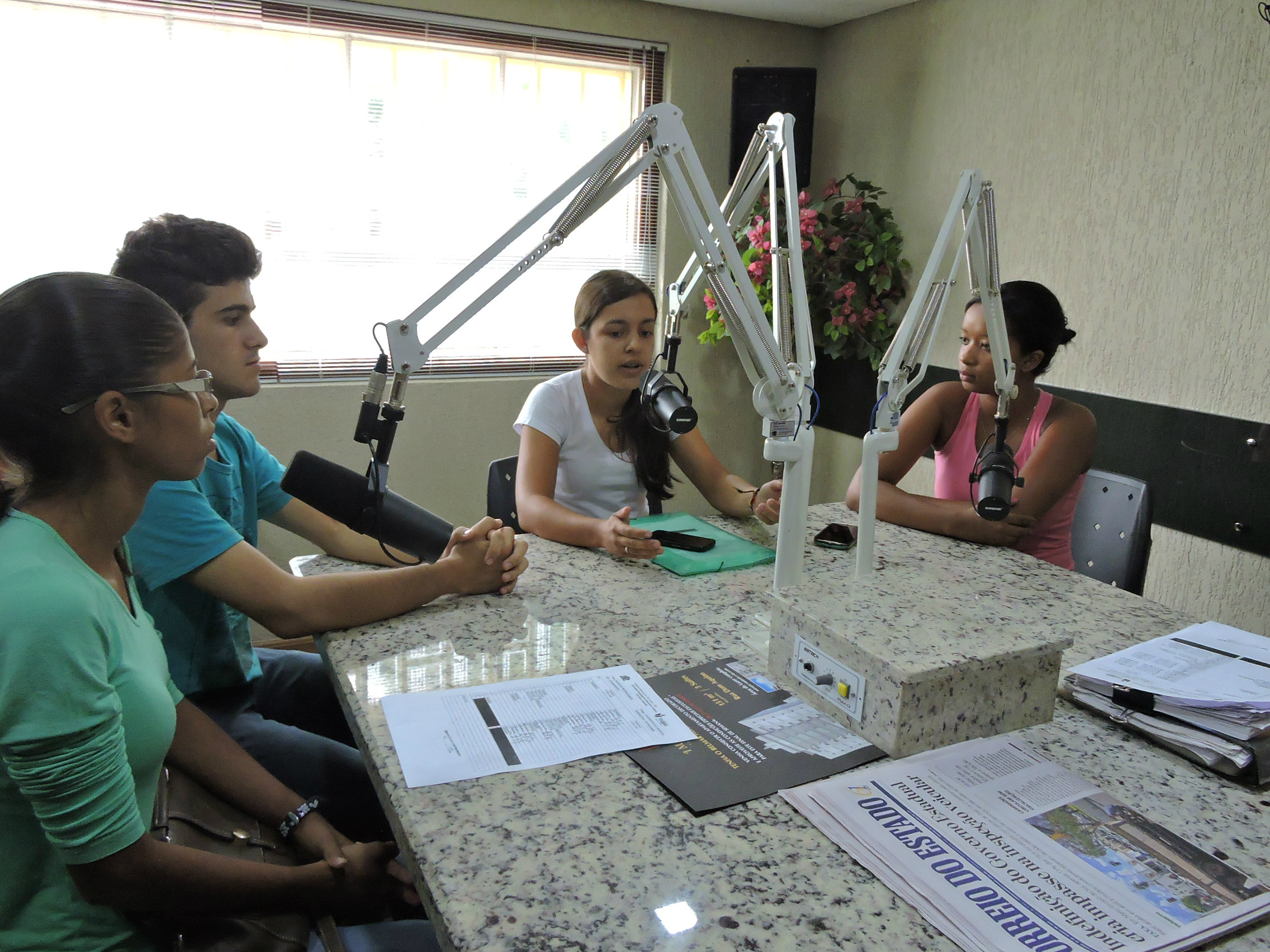 Estagiários da Educação de Três Lagoas pelo IEL denunciam erro no salário. Redução alcançou R$ 472,80. Foto: Rádio Caçula