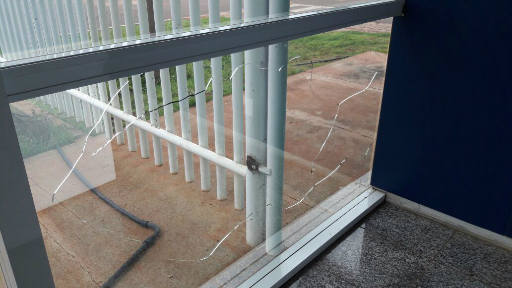 Vidro do Aeroporto encontra-se trincado. Foto: Rádio Caçula.