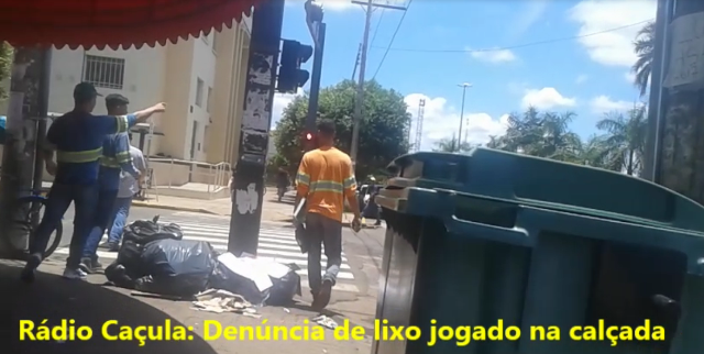 Lixeira disponível para o descarte do lixo da lanchonete fica ao lado de onde estavam os sacos na calçada.