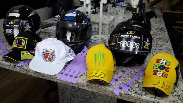 Capacetes, bonés e pulseiras para sorteio