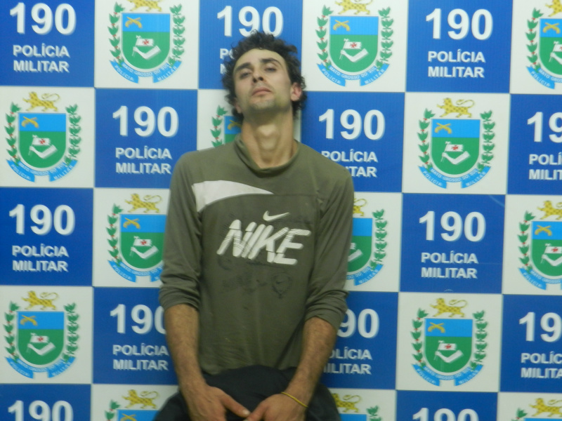 Jonatas Pereira dos Santos, arrastava cerca de 10 barras de ferro pela rua no momento da abordagem.Foto: Rádio Caçula