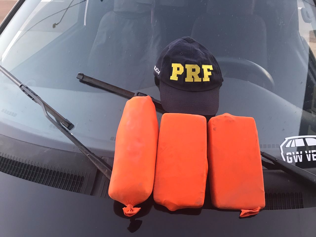 Três quilos de cocaína foram encontradas durante vistoria em automóvel. Foto: Divulgação PRF