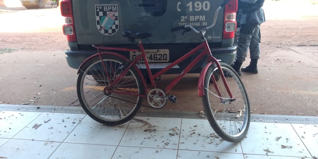Bicicleta apreendida em posse do suspeito, produto de furto registrado em 2012. Foto: Polícia Militar
